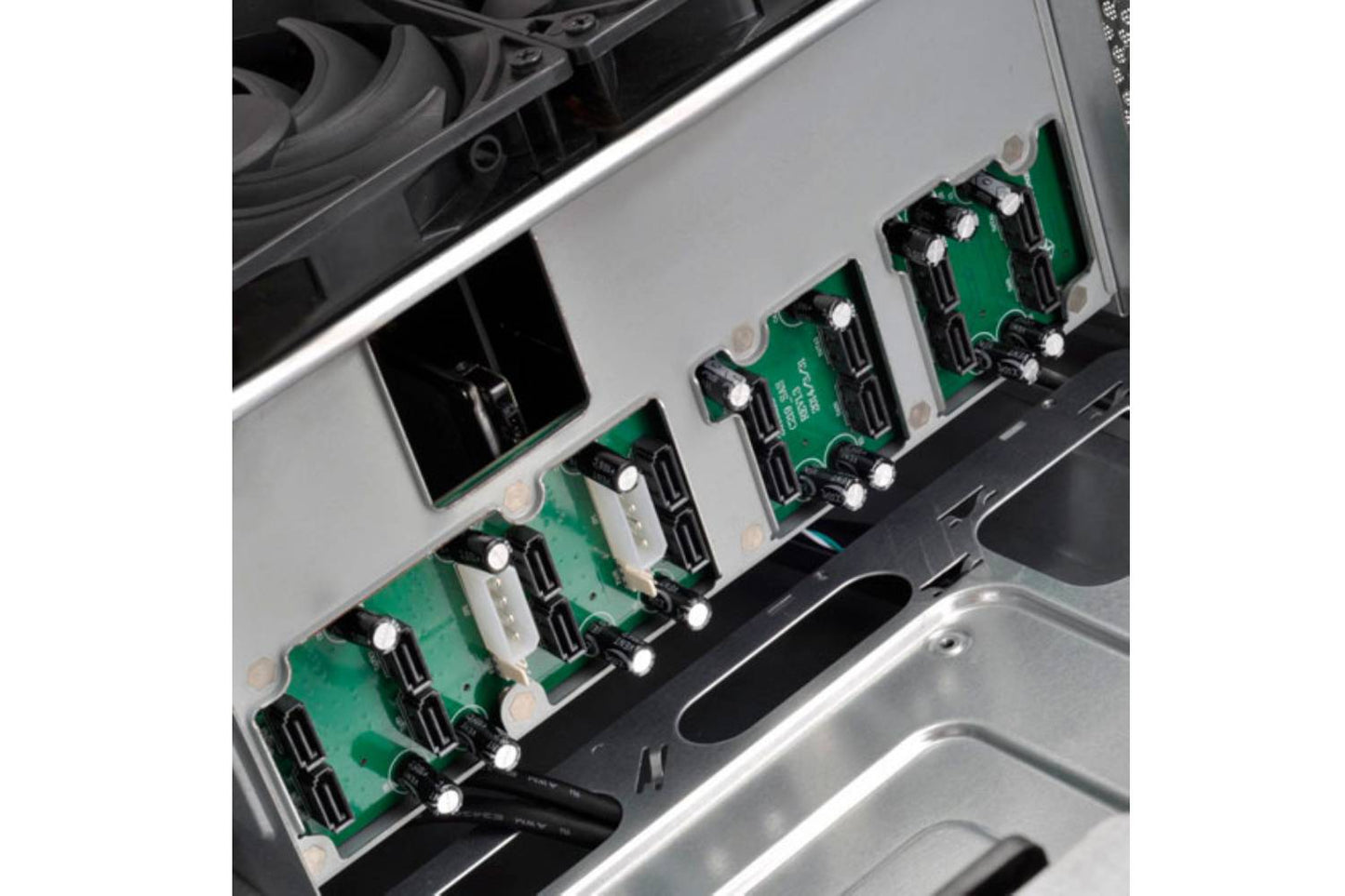 Silverstone CS380 Supports eight hot-swappable 3.5" HDD Cabinet