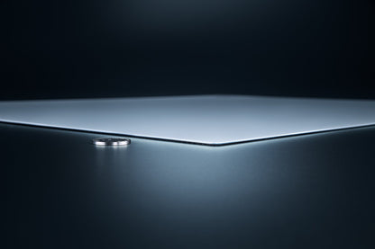 Razer Atlas Pro ultra-thin 1.9mm white glass mouse mat, low-profile edge detail